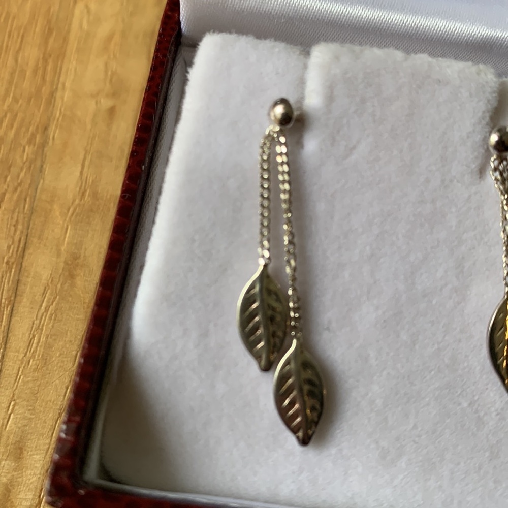 Sterling silver dangling leaf earrings - Picture 3 of 3